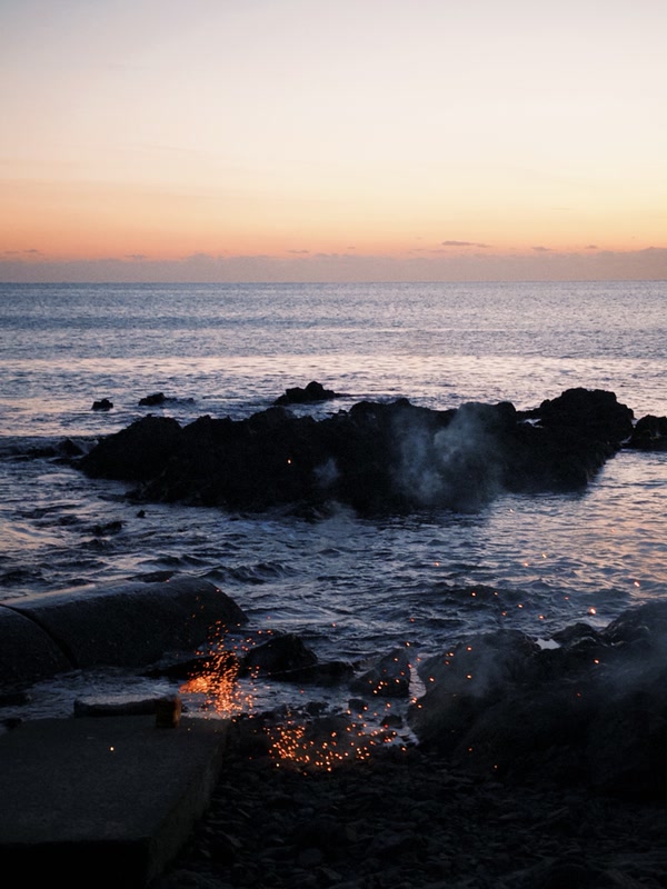 Evening waves beneath a fading sky